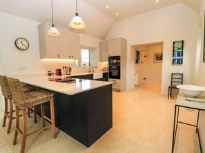 Fridge, dishwasher, electric kettle, toaster - The Elm Coach House (Chipping Norton)