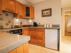 Frigorífic, rentaplats i utensilis de cuina, vaixella i coberteria