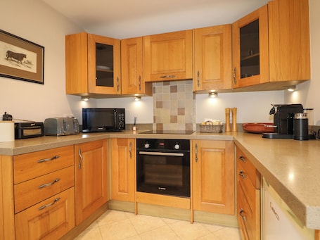 Fridge, dishwasher, cookware/dishes/utensils