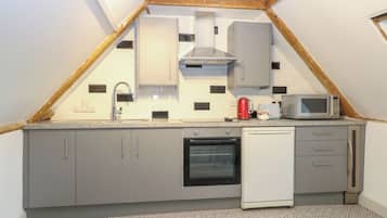 Kühlschrank, Wasserkocher, Toaster, Kochgeschirr/Geschirr/Besteck