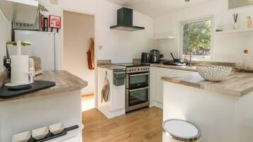 Réfrigérateur, lave-vaisselle, bouilloire électrique, grille-pain