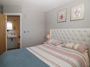 2 bedrooms, individually decorated, individually furnished, free WiFi