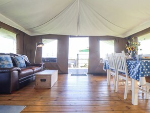 Outdoor dining - Bluebell (Penzance)
