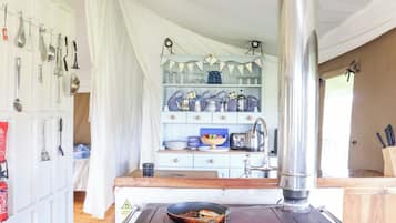 Réfrigérateur, bouilloire électrique