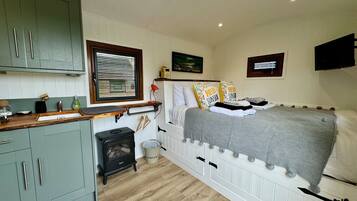 1 bedroom, individually decorated, individually furnished, free WiFi