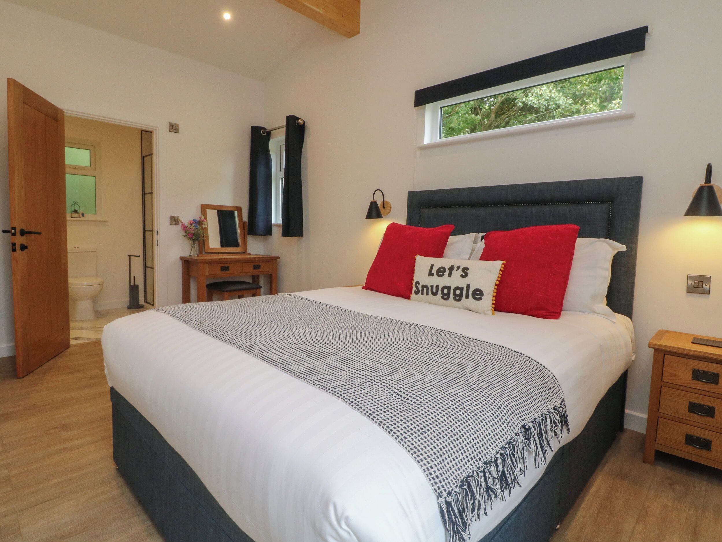 3 عدّة غرف نوم وبديكورات فريدة لكل غرفة وطراز فريد لكل وحدة