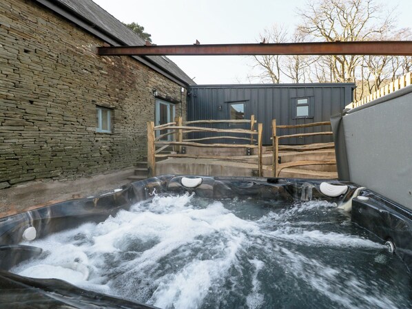 Outdoor spa tub - White Haywood Barn (Hereford)