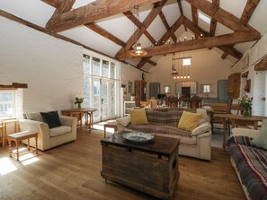 Living area - White Haywood Barn (Hereford)