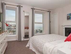 2 kamar tidur dan didekorasi berbeda-beda