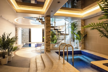 Outdoor pool, open noon to midnight, free cabanas, sun loungers