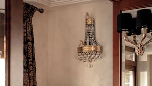 A room with a wooden table, a vase with flowers, a lamp, and red upholstered chairs. - Coco Boutique Hotel & Spa  (Karpacz)