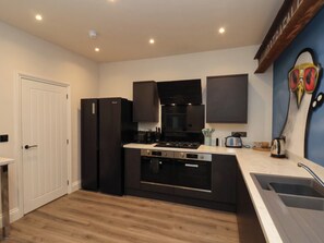 雪櫃、洗碗機、電熱水壺、多士爐