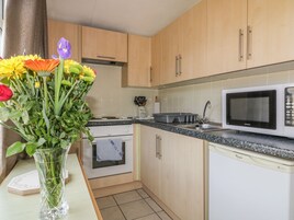 Geladeira, chaleira elétrica, talheres/pratos/utensílios de cozinha