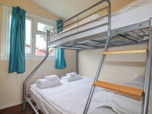 2 Schlafzimmer, individuell dekoriert, individuell eingerichtet