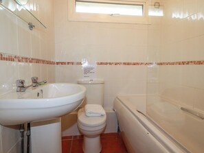 A bathroom with a sink, toilet, and bathtub. - Constantine Bay (Wadebridge)