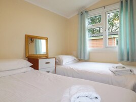 2 quartos, individualmente decorados, individualmente mobiliados