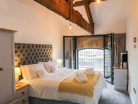 2 bedrooms, individually decorated, individually furnished, free WiFi