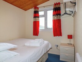 2 quartos, individualmente decorados, individualmente mobiliados