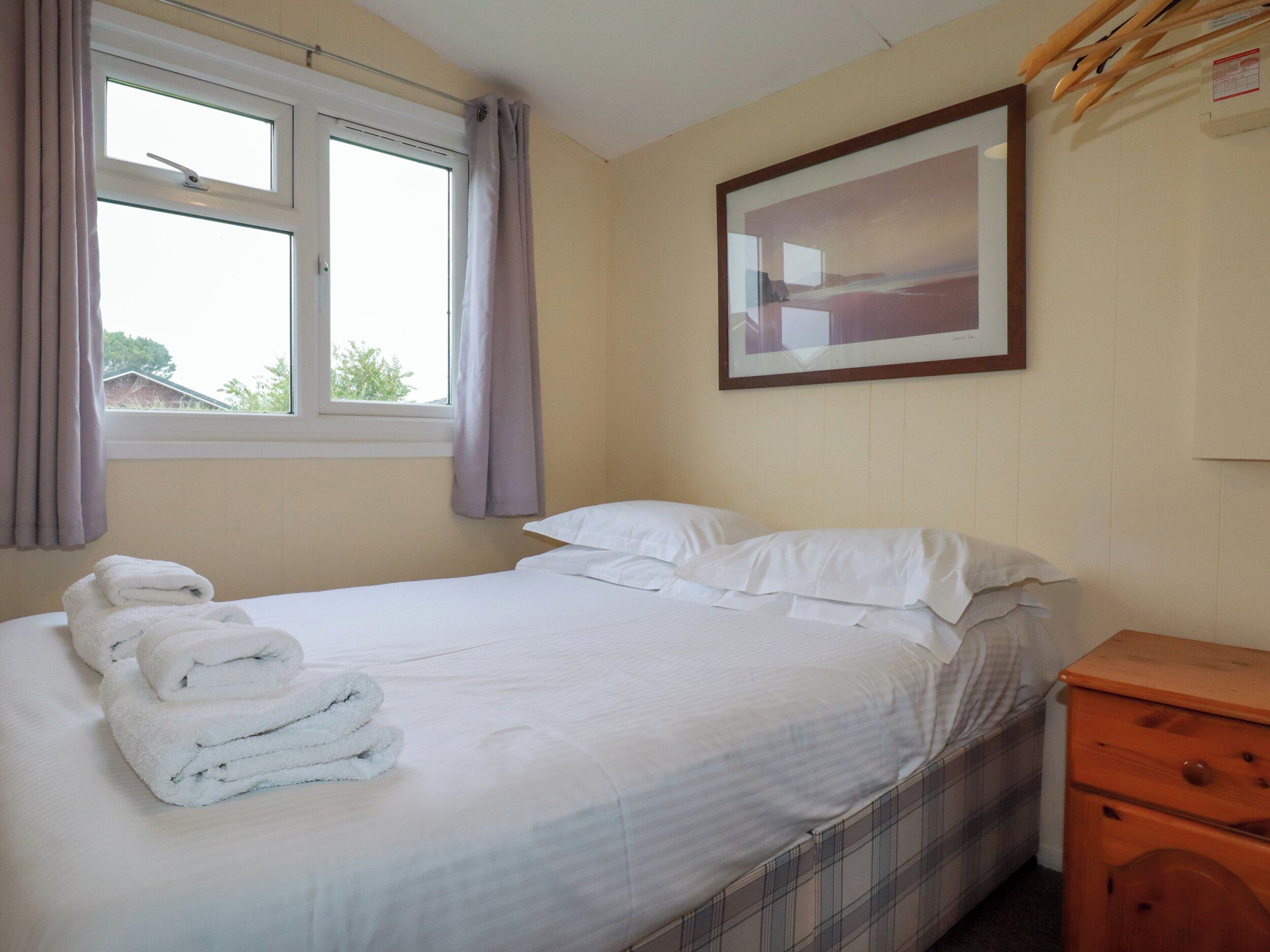 2 kamar tidur dan didekorasi berbeda-beda