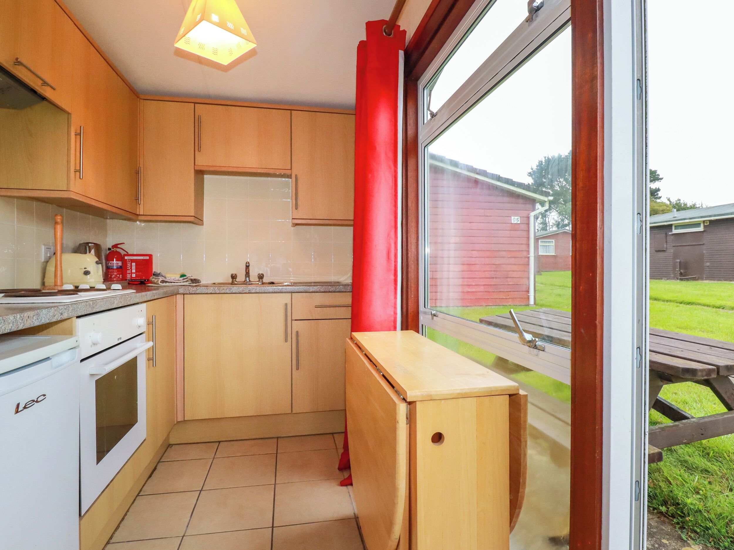 ตู้เย็น, กาต้มน้ำไฟฟ้า, เครื่องครัว/จาน/ช้อนส้อม