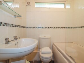 A bathroom with a sink, toilet, and bathtub. - Pepper Cove (Wadebridge)