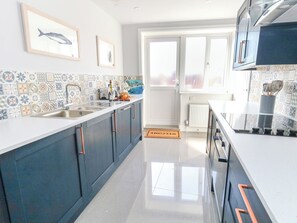 Frigorífico, lavavajillas, hervidor eléctrico y tostadora