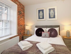 2 bedrooms, individually decorated, individually furnished, free WiFi - One @ No36 (Weymouth)