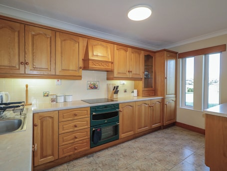 Dishwasher, cookware/dishes/utensils