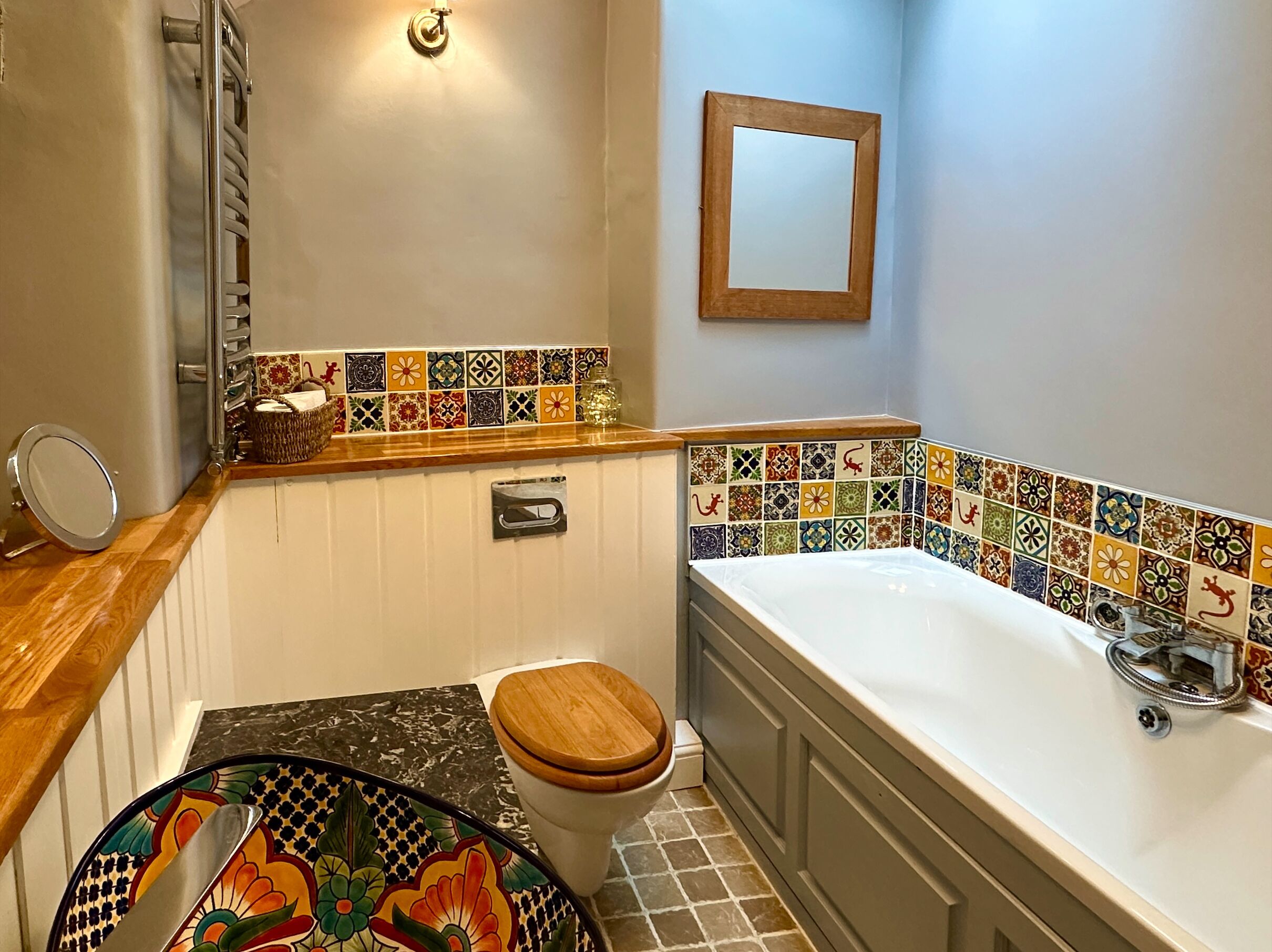 Un baño con bañera, inodoro y lavamanos.