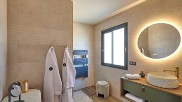 Douche, sĂšche-cheveux, serviettes fournies, savon