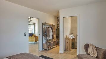 2 slaapkamers, een strijkplank/strijkijzer, gratis wifi, beddengoed