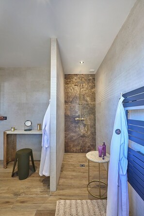 Shower, hair dryer, towels, soap - Private spa villa south of France ideal for couples or small families.  (Servian)