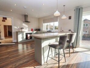 Fridge, electric kettle, toaster, cookware/dishes/utensils - Robin's Rest (Ross-on-Wye)