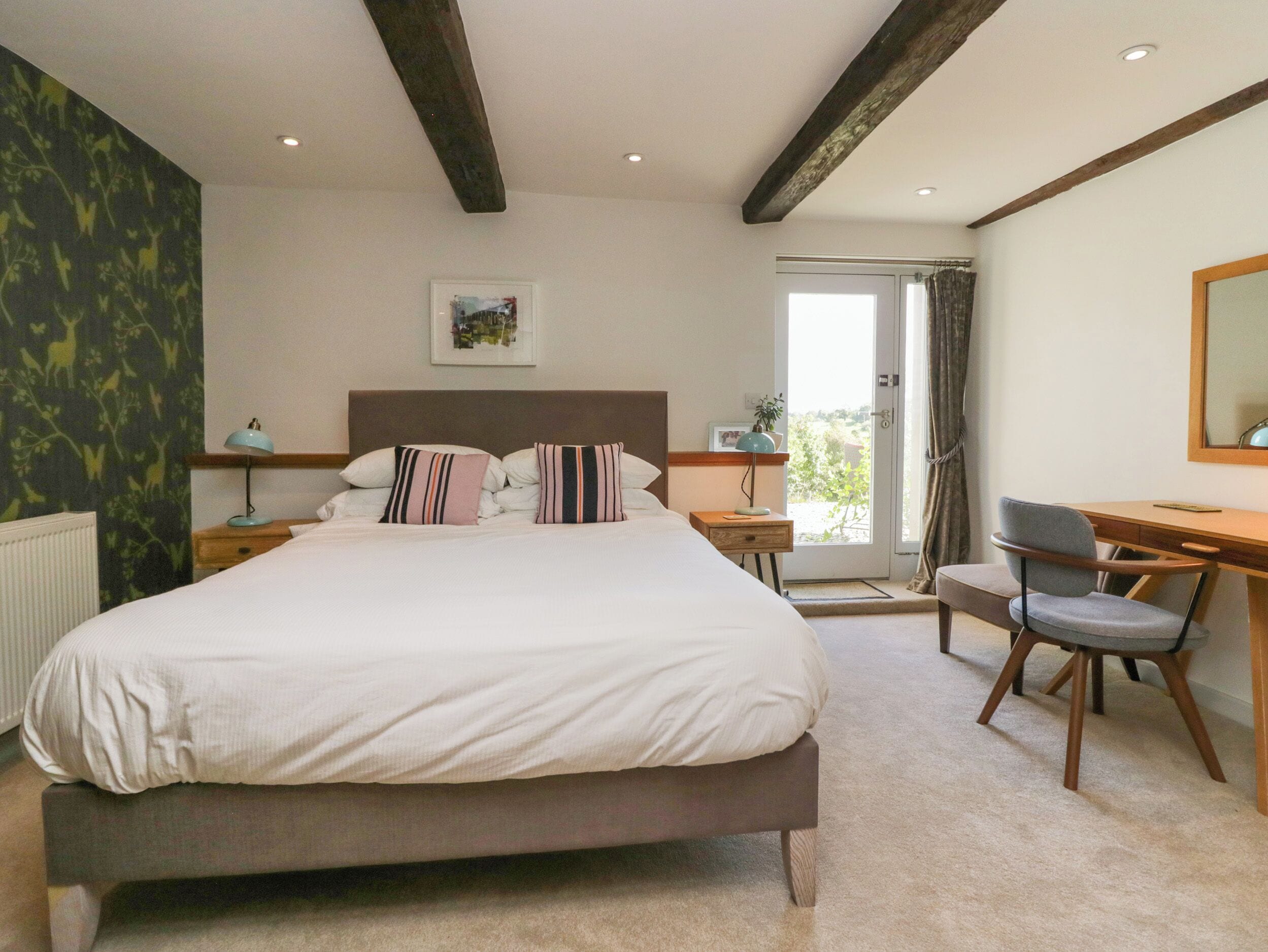 4 bedrooms, individually decorated, individually furnished, free WiFi