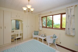 6 bedrooms, individually decorated, individually furnished, free WiFi - Tall Trees (Denbigh)