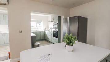 Cottage | Private kitchen | Fridge, dishwasher, cookware/dishes/utensils