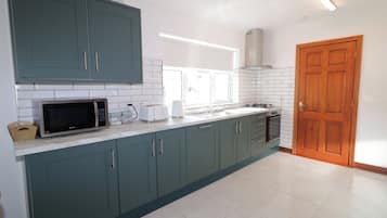 Máy rửa bát, ấm điện, lò nướng bánh mì