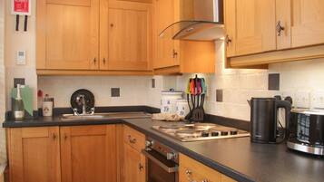 Frigorífico, hervidor eléctrico, tostadora y utensilios de cocina