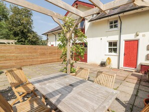 Outdoor dining - Meadow Cottage (Carmarthen)