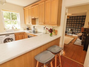 Kühlschrank, Wasserkocher, Toaster, Kochgeschirr/Geschirr/Besteck