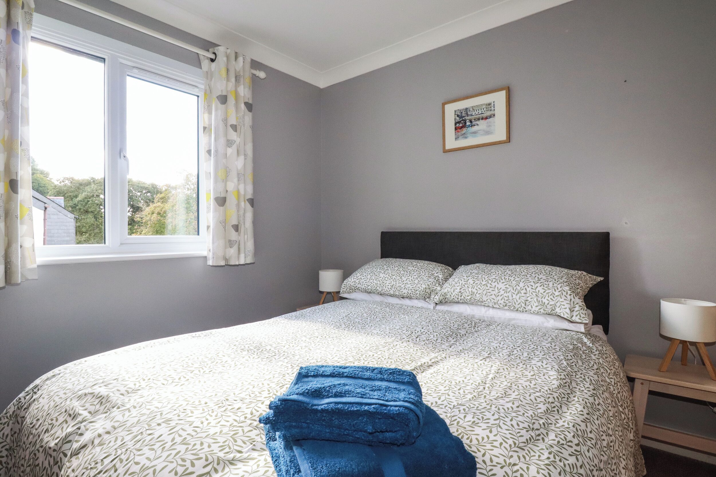 2 Schlafzimmer, individuell dekoriert, individuell eingerichtet