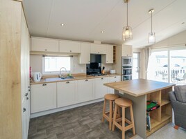 Frigorífico, hervidor eléctrico, tostadora y utensilios de cocina