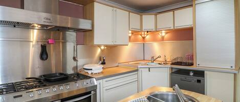 電冰箱、洗碗機、電熱水壺、烤麵包機