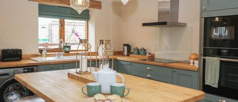 Cottage | Private kitchen | Fridge, dishwasher, electric kettle, toaster