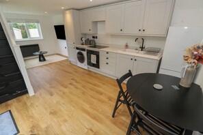 冷蔵庫、電気ポット、トースター、調理器具と食器