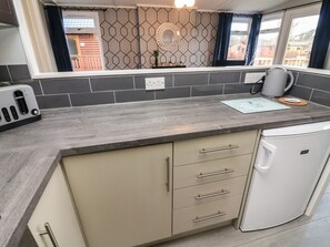 Fridge, electric kettle, toaster, cookware/dishes/utensils - Park View Lodge, Arnside 7 (Carnforth)