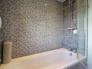 Shower - 25 Resbury Close (Cambridge)