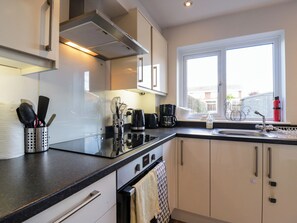 Fridge, electric kettle, toaster, cookware/dishes/utensils - 25 Resbury Close (Cambridge)