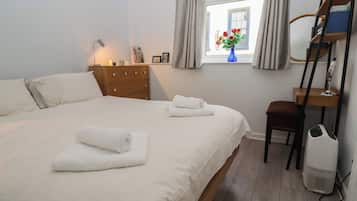 2 kamar tidur dan didekorasi berbeda-beda