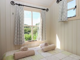 1 habitación, decoración personalizada y muebles diferentes 